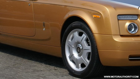 Rolls-Royce Phantom Drophead Coupe dorado