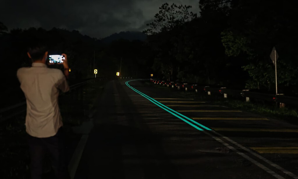 A Malasia se le ocurrió pintar sus carreteras de fluorescente para iluminarlas por la noche. El problema fue el precio