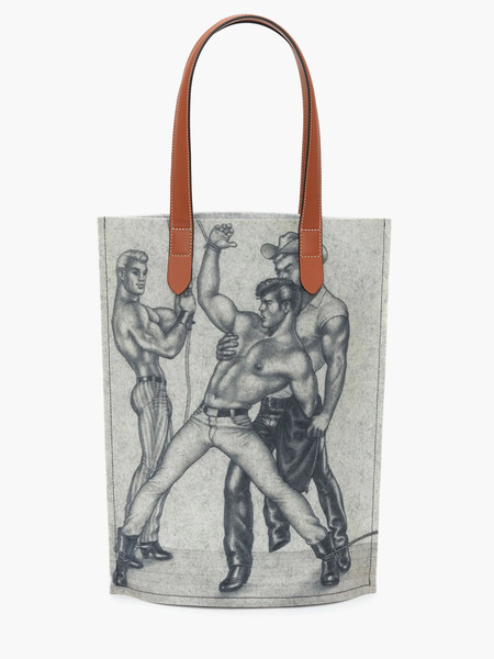 J.W. Anderson toma erotismo de Tom of Finland como inspiración para una línea de accesorios