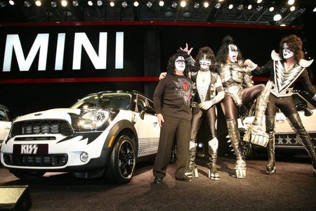 KISS y Mini, unidos por una buena causa