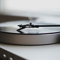 La popularidad de los vinilos y la música en streaming provocan un sorpasso histórico que deja muy mal parado al cine