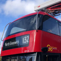 Cargar los autobuses eléctricos en la ciudad era un problema logístico. La solución: recargas rápidas a través del techo