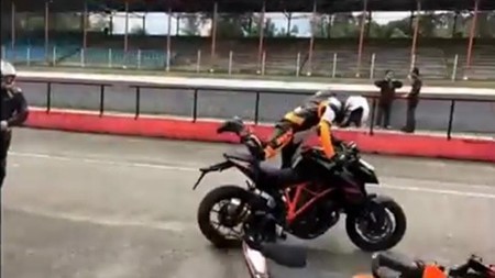 KTM 1290 Super Duke R: demostración práctica de bestia indomable