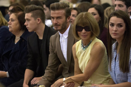 Brooklyn y David Beckham disfrutan desde el front-row del desfile de mamá Victoria en la Semana de la Moda de Nuevo York