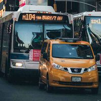 Los autobuses de NYC se están hinchando a poner multas con sus nuevas cámaras de IA: 300.000 sanciones en tres meses. Pero ha tenido que anular miles porque estaban mal