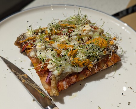 Territorio de Oura: Teglia romana de berenjena, pimiento y cebolla escalibadas con romesco, allioli y brotes verdes.