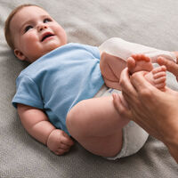 Por qué no debemos poner el 'piloto automático' cuando compramos o cambiamos de pañal a nuestro bebé