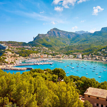 Un tranvía en pleno paseo marítimo, playas de ensueño, encanto marinero y las mejores gambas de Mallorca: el pueblo balear que lo tiene todo 