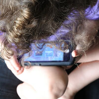 Usar el móvil como chupete es contraproducente: el niño no aprende a gestionar sus emociones  