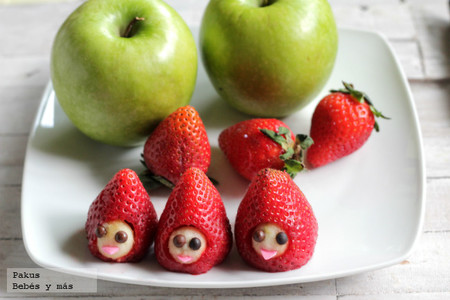 Fresas con carita de manzana para que los niños coman fruta