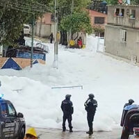 Lluvias e inundaciones provocaron una espuma tóxica en Naucalpan: cuál es la razón de su formación y efectos en la salud 