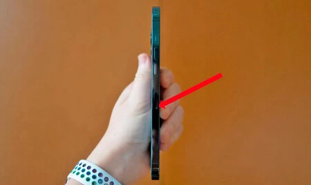 Agujero lateral para extraer la bandeja SIM