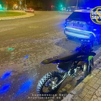 Dos niños de 11 años han sido detenido en Sevilla porque estaban huyendo de la Policía en moto y en dirección contraria 