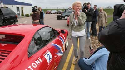 Prejuicios clásicos: no dejes a una rubia conducir un Ferrari