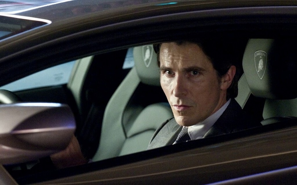 Bruce Wayne parece empeñado en que todo el mundo se entere de que es Batman cuando conduce su Lamborghini Bruce Wayne parece empeñado en que todo el mundo se entere de que es Batman cuando conduce su Lamborghini