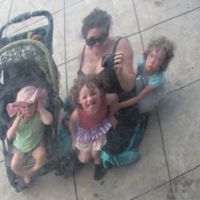 Madre de tres hijos afirma que desde que fuma marihuana es mejor madre