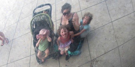 Madre de tres hijos afirma que desde que fuma marihuana es mejor madre