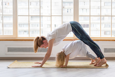 Yoga para niños en casa: cómo practicarlo con tus hijos (y cinco rutinas para entrenar juntos)