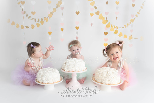 Preciosas fotos de tres niñas con Síndrome de Down, cuyas vidas están unidas, celebrando su primer cumpleaños