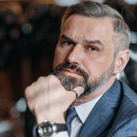 Director de primeras impresiones y Subdirector del Bingo: el truco de las empresas americanas de adjudicar cargos inventados a sus trabajadores para no pagarles horas extras 