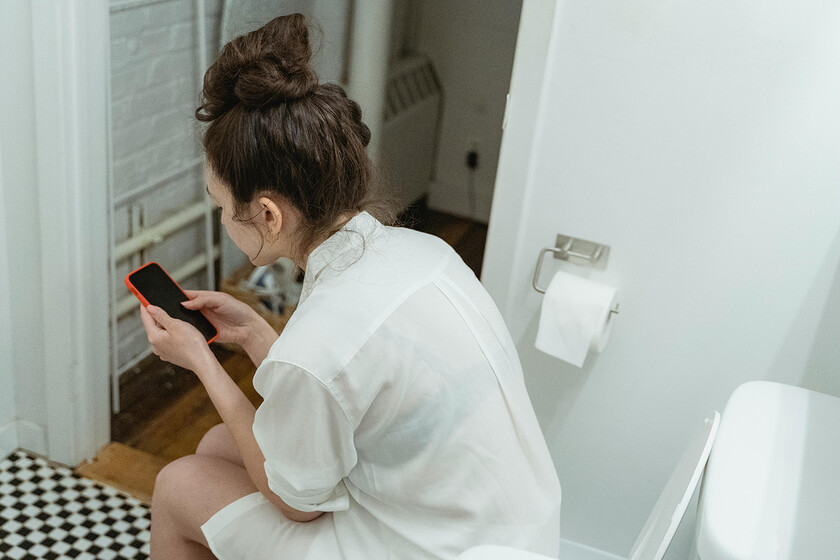 Pocos lo saben, pero este es uno de los peligros de usar el celular en el baño