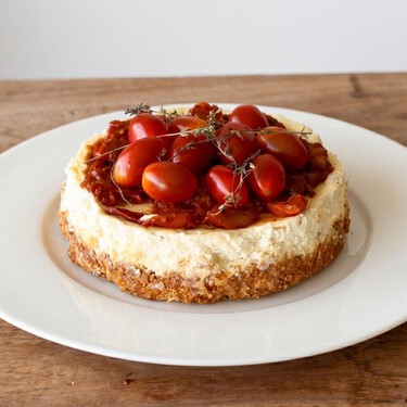 Cómo hacer un cheesecake salado con mermelada de jitomate: la botana cremosa que sorprenderá a todos 