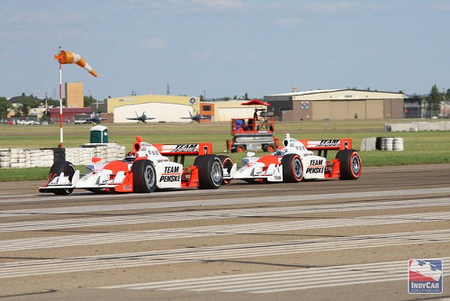 indy_ryan-briscoe-y-helio-castroneves-de-penske-en-edmonton.jpeg