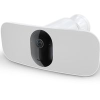 Esta cámara usa una pantalla de luces LED con batería para iluminar mejor la zona que queremos vigilar