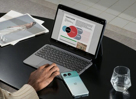 OnePlus Nord 4 の隣の Smart Keyboard 上の OnePlus Pad 2