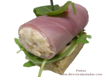 Rollito de jamón york relleno de atún y cebolleta. Receta de tapas y pinchos