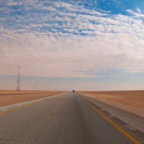 La carretera recta más larga del mundo es solo para valientes: 240 km sin curvas, en pleno desierto y con tráfico de camiones 