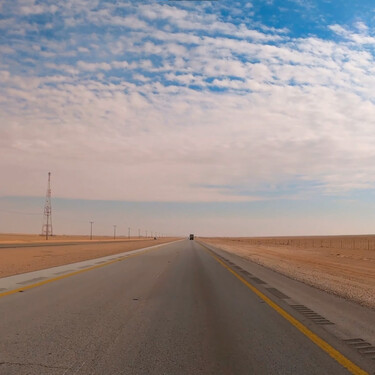 La carretera recta más larga del mundo es solo para valientes: 240 km sin curvas, en pleno desierto y con tráfico de camiones 
