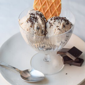 Helado de stracciatella casero, la receta más fácil para preparar el popular gelato italiano con chocolate