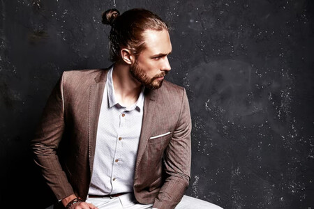 Modelo masculino con chaqueta y coleta