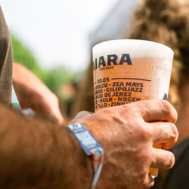 El modelo de vasos reciclables de los festivales es un fracaso, excepto para cobrar más: “Un vaso no es reutilizable porque sea más grueso” 