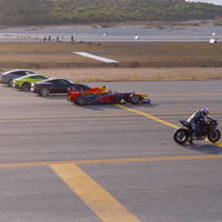 Vídeo: un Tesla, dos deportivos, una moto, un Fórmula 1 y dos aviones se enfrentan en esta curiosa drag race