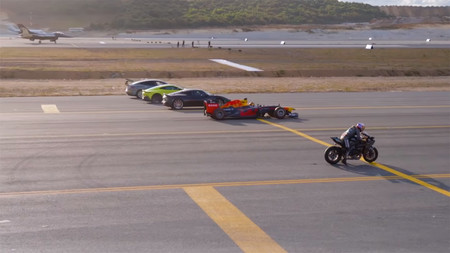 Vídeo: un Tesla, dos deportivos, una moto, un Fórmula 1 y dos aviones se enfrentan en esta curiosa drag race