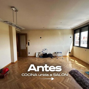 Era un salón viejuno, cerrado y desconectado con el resto de la casa, pero con esta reforma se ha unificado con la cocina y ha ganado años luz 