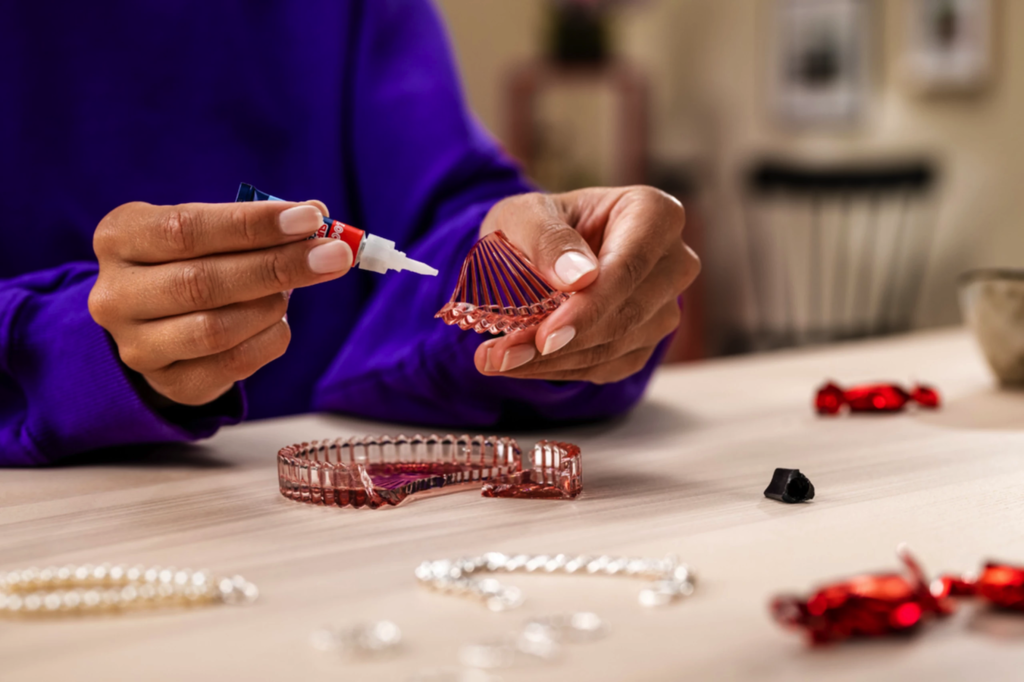 Este experto en bricolaje me ha enseñado un truco para evitar que la tapa del pegamento se pegue al envase. Y funciona