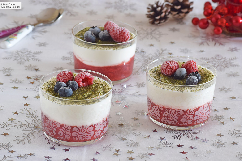 Vasitos de crema de queso fresco y mascarpone con fresas y té matcha: receta de postre fácil y fresco para Navidad