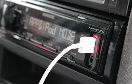 Autorradio con entrada USB-A y carga lenta