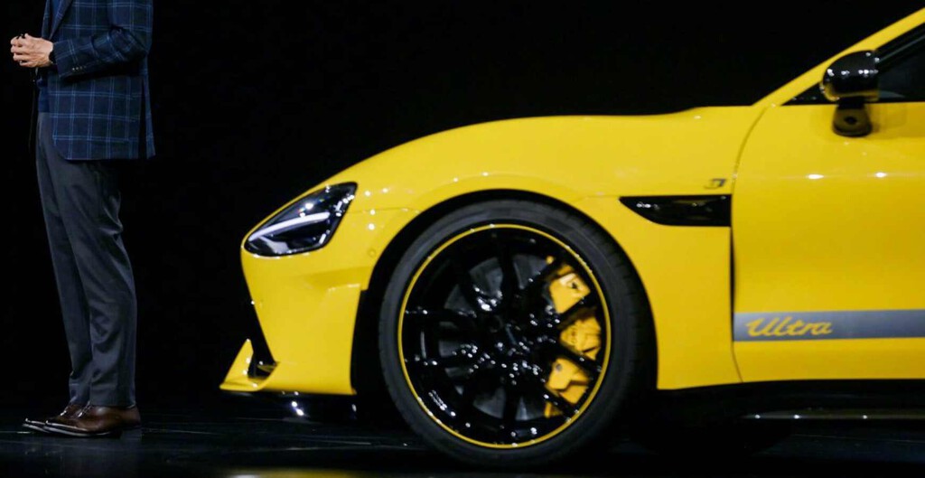 Fascinante: mira como la IA de Xiaomi conduce un coche eléctrico SU7 con solo pedírselo 