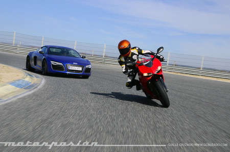 Audi R8 V10 Plus vs Ducati 899 Panigale