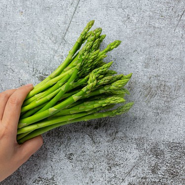 El aderezo que convierte los espárragos verdes en un manjar: cuando lo pruebas ya no hay vuelta atrás 