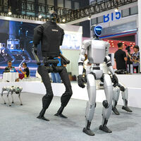 China nos está vendiendo un futuro lleno de robots humanoides. Tenemos (muchas) dudas 