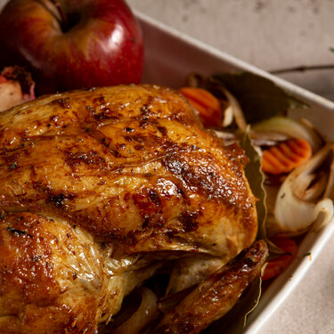 Es la versión moderna de la cocotte y cuesta menos de 30 euros en El Corte Inglés, perfecta para arroces, guisos y pollo al horno 