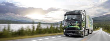 40 toneladas y un consumo equivalente a 10 litros de diésel cada 100 km: el impresionante camión eléctrico de Mercedes