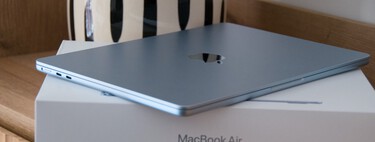 Buscando una funda para MacBook me quedo con esta de TomNoc: no es nada cara y viene hasta con una bolsa aparte para accesorios 