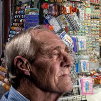 Marcos, dueño de una tienda de souvenirs: "No tengo relevo generacional. Tengo una hija pero no la quiere, ya no es rentable" 