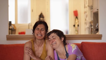 "Daños colaterales": el fantástico e hilarante cortometraje de dos mujeres con sus bebés dormidas